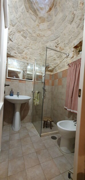 Douche, sĂšche-cheveux, bidet, serviettes fournies