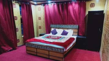 Deluxe Double Room | Soundproofing, iron/ironing board, free WiFi