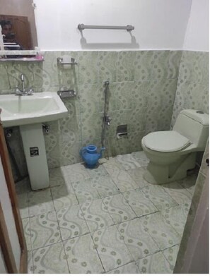 Deluxe Double Room | Bathroom | Shower, designer toiletries, towels, soap