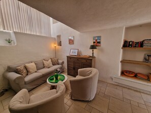 TV, ping pong - Heerlijk Vakantiehuis Les Pennes 4 met 3 Slaapkamers, Zeer Groot Privé Terras (Le Plan-de-la-Tour)