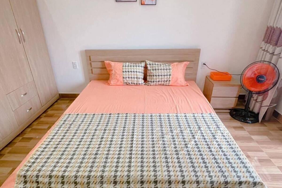 1 bedroom, Egyptian cotton sheets, premium bedding, down comforters