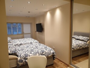 3 bedrooms, in-room safe, desk, iron/ironing board - London Luxury 3 Bedroom with 3 On suite Bathrooms and Free Parking Close to Tube (Ilford)