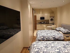 3 bedrooms, in-room safe, desk, iron/ironing board - London Luxury 3 Bedroom with 3 On suite Bathrooms and Free Parking Close to Tube (Ilford)
