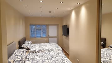 3 soveværelser, pengeskab på værelset, skrivebord, strygejern/strygebræt