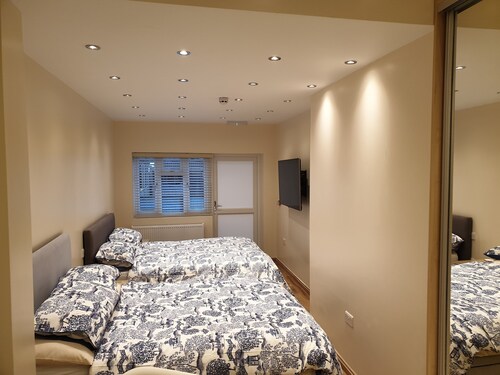 London Luxury 3 Bedroom with 3 On suite Bathrooms and Free Parking Close to Tube