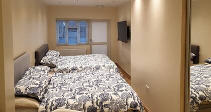 London Luxury 3 Bedroom with 3 On suite Bathrooms and Free Parking Close to Tube