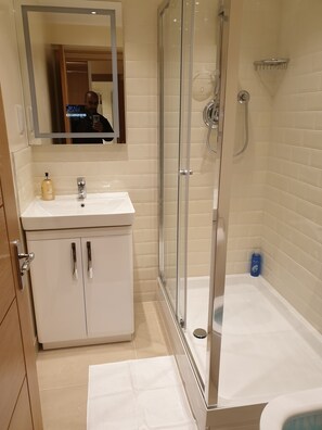 Shower, hair dryer, bidet, towels - London Luxury 3 Bedroom with 3 On suite Bathrooms and Free Parking Close to Tube (Ilford)