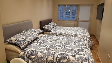 3 bedrooms, in-room safe, desk, iron/ironing board