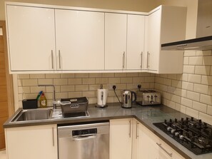Fridge, microwave, oven, stovetop - London Luxury 3 Bedroom with 3 On suite Bathrooms and Free Parking Close to Tube (Ilford)