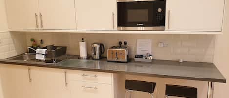 Frigorífico, microondas, horno y placa de cocina