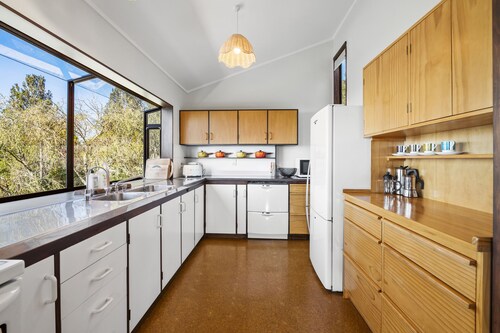 Lakeside Stunner - Omori Holiday Home