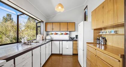 Lakeside Stunner - Omori Holiday Home