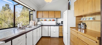 Lakeside Stunner - Omori Holiday Home