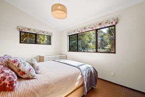 3 bedrooms, iron/ironing board, WiFi, bed sheets - Lakeside Stunner - Omori Holiday Home (Omori)