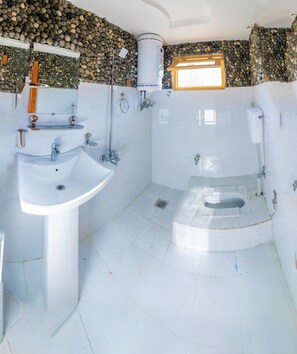Doppia Deluxe | Bagno | Doccia, set di cortesia firmato, pantofole, asciugamani