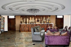 Coin salon dans le hall