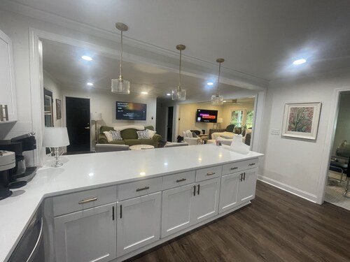 Lake front 2.5 miles from Clemson  with private cove 