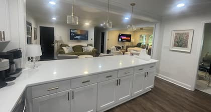 Lake front 2.5 miles from Clemson with private cove