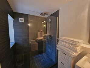 Shower, hair dryer, soap, shampoo - Studio Gassine 8 met Terras, Complete Keuken, Badkamer en Gezamenlijk Zwembad (Le Plan-de-la-Tour)