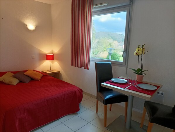 1 chambre, fer et planche à repasser, Wi-Fi, draps fournis