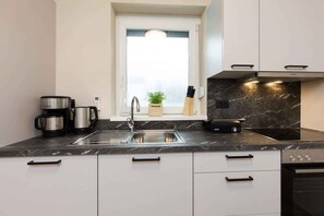 Een koelkast, een microgolfoven, een oven, een kookplaat