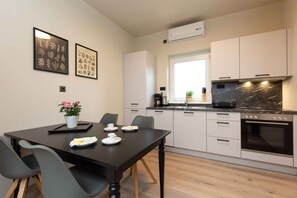 Een koelkast, een microgolfoven, een oven, een kookplaat