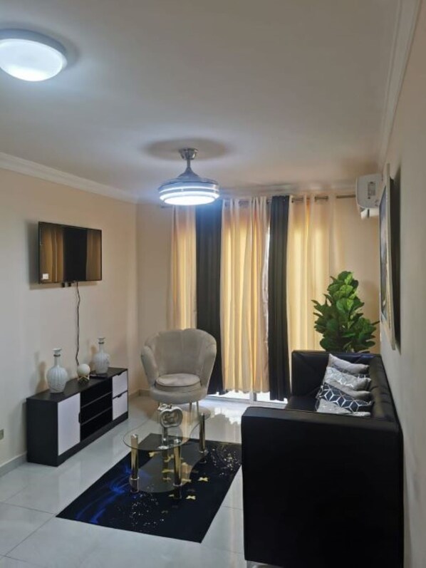 Smart TV - Comfortable, family-sized apartment, steps from the Malecon in SDE (Santo Domingo Este)