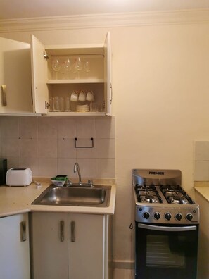 Kühlschrank, Mikrowelle, Ofen, Herdplatte