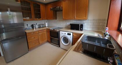 London Luxury 6 Bedroom Large House with 3 Bathrooms  Free Parking Close to Tube