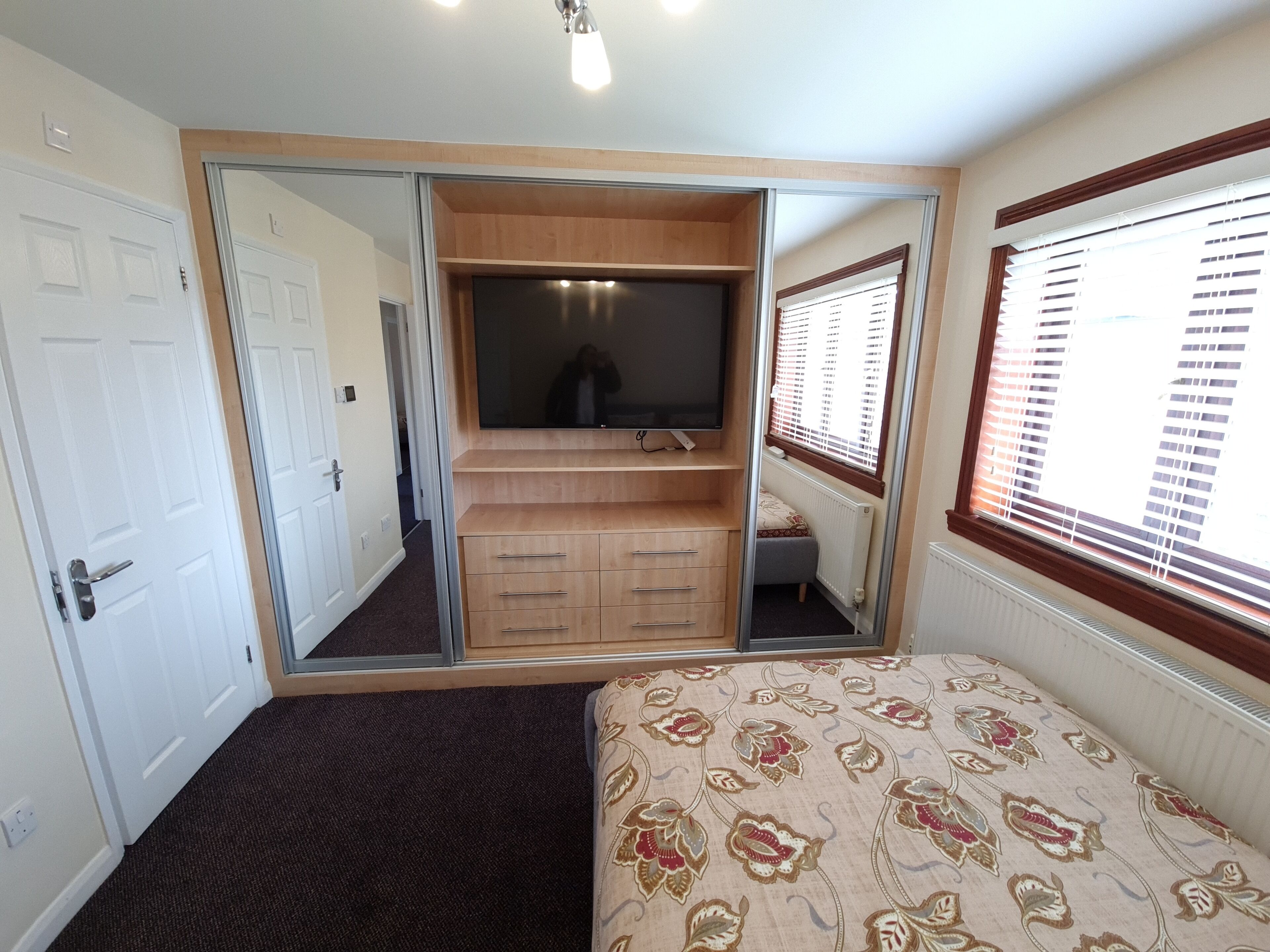 6 Schlafzimmer, Zimmersafe, Schreibtisch, Bügeleisen/Bügelbrett