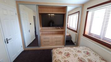 6 Schlafzimmer, Zimmersafe, Schreibtisch, Bügeleisen/Bügelbrett
