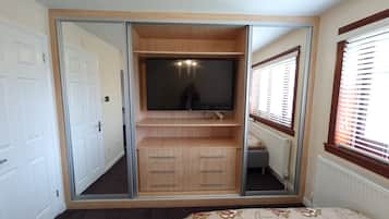 6 bedrooms, in-room safe, desk, iron/ironing board