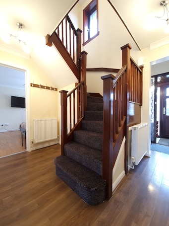 Interior. London Luxury 6 Bedroom Large House with 3 Bathrooms Free Parking Close to Tube