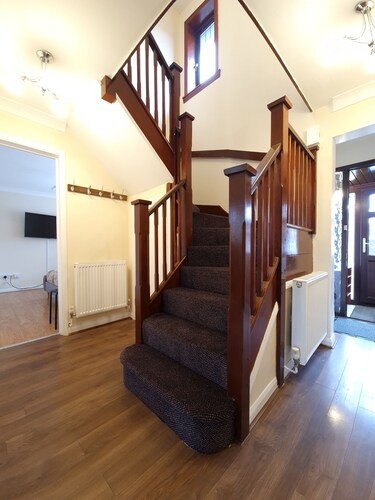 London Luxury 6 Bedroom Large House with 3 Bathrooms  Free Parking Close to Tube