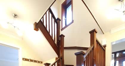 London Luxury 6 Bedroom Large House with 3 Bathrooms Free Parking Close to Tube