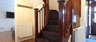 London Luxury 6 Bedroom Large House with 3 Bathrooms Free Parking Close to Tube