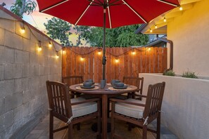 Outdoor dining - Stylish North Hills Guest House, Off Street Parking, Private Patio, CSUN (Los Angeles)