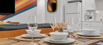 Beautiful North Hills Guest House-Quiet Neighborhood-Private Parking and Patio