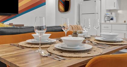 Beautiful North Hills Guest House-Quiet Neighborhood-Private Parking and Patio