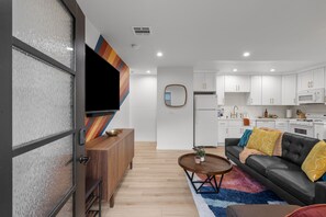 Smart TV - Stylish North Hills Guest House, Off Street Parking, Private Patio, CSUN (Los Angeles)