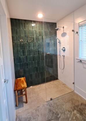 Shower, hair dryer, towels, soap - EXTRAORDINARY Home at Sky Hawk Ridge, a 185-acre Refuge next to Buffalo River (Saint Joe)