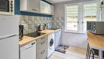 Een koelkast, een microgolfoven, een oven, een waterkoker