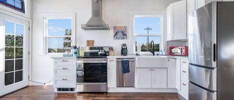 冷蔵庫、電子レンジ、オーブン、コンロ