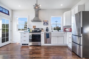 冷蔵庫、電子レンジ、オーブン、コンロ