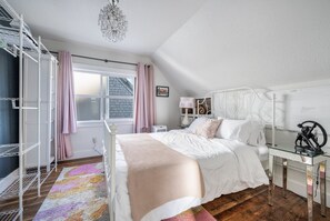 2 habitaciones, escritorio, tabla de planchar con plancha y wifi