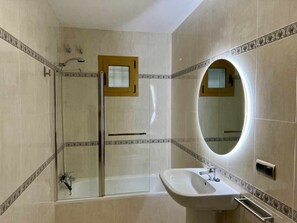 Regadera, secadora de cabello, jabón, papel de baño 
