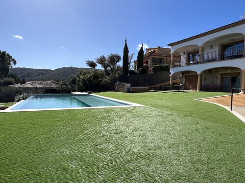 Villa Cabañas with infinity pool, gardens and barbecue in Calonge, Costa Brava