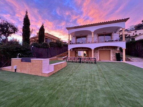 Villa Cabañas with infinity pool, gardens and barbecue in Calonge, Costa Brava