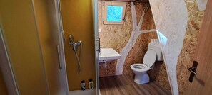 Tree House | Bathroom | Shower, towels, soap, toilet paper - TreeHouses Ljubač Glamping Robinson (Razanac)