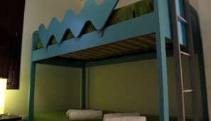 2 habitaciones, tabla de planchar con plancha, cuna de viaje y wifi 